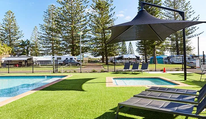 Resort style swimming pool and spa at NRMA Port Macquarie Breakwall Holiday Park