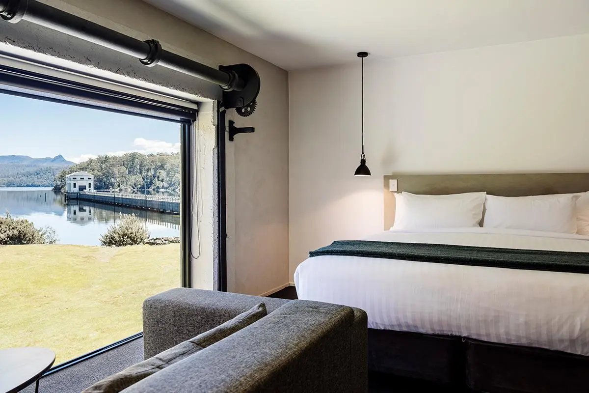 Pumphouse Point - Shorehouse Waterview Room with Bath - Bedroom