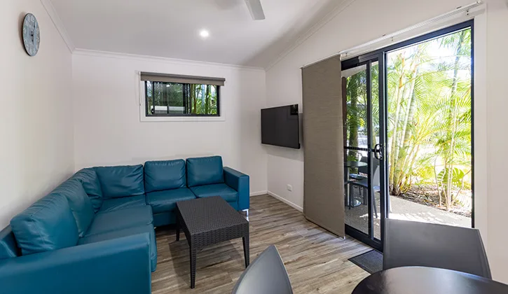 725x420 Airlie Beach Holiday Park BUNGALOW LOUNGE 3