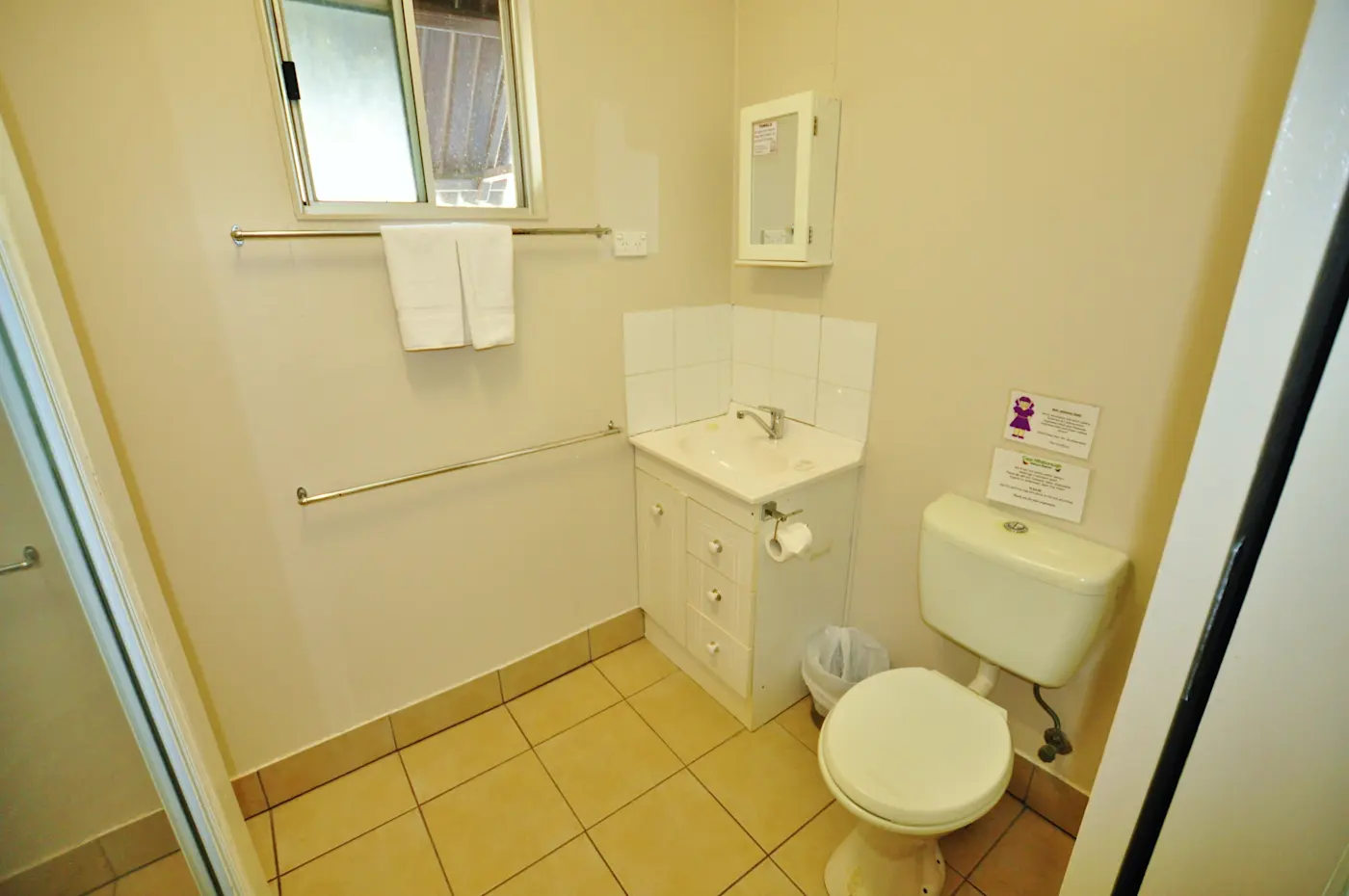 Cape Hillsborough - Terrace Hut - Bathroom