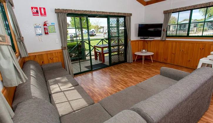 725x420 Ballarat holiday park BIG4 Ballarat Accommodation Two Bedroom Spa Cottage 4 berth