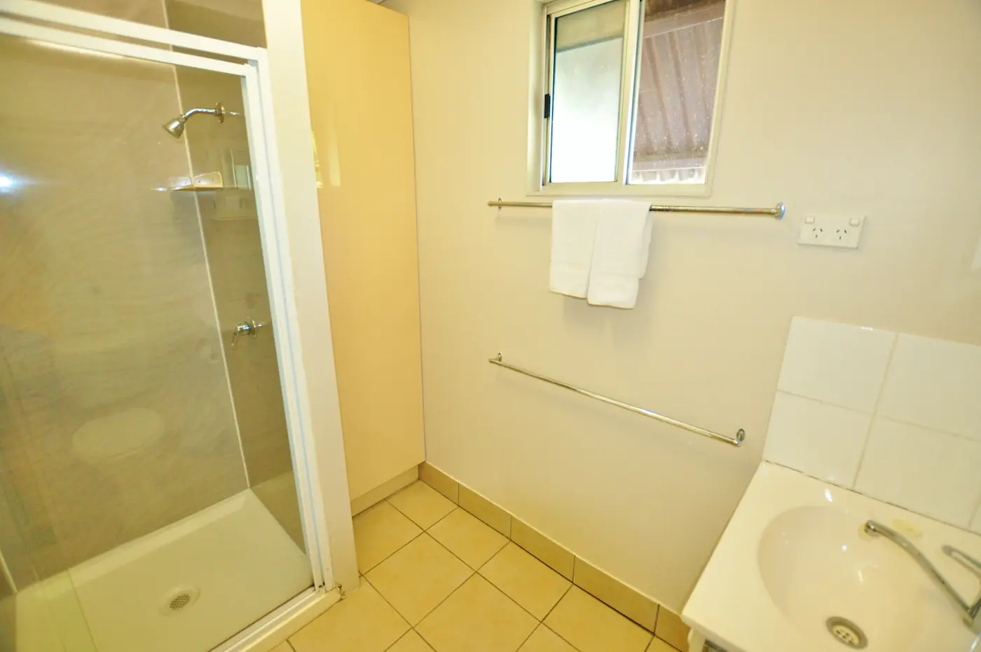 Cape Hillsborough - Terrace Hut - Bathroom