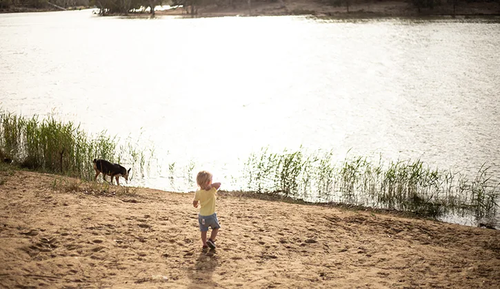 725x420 murray river kid with dog