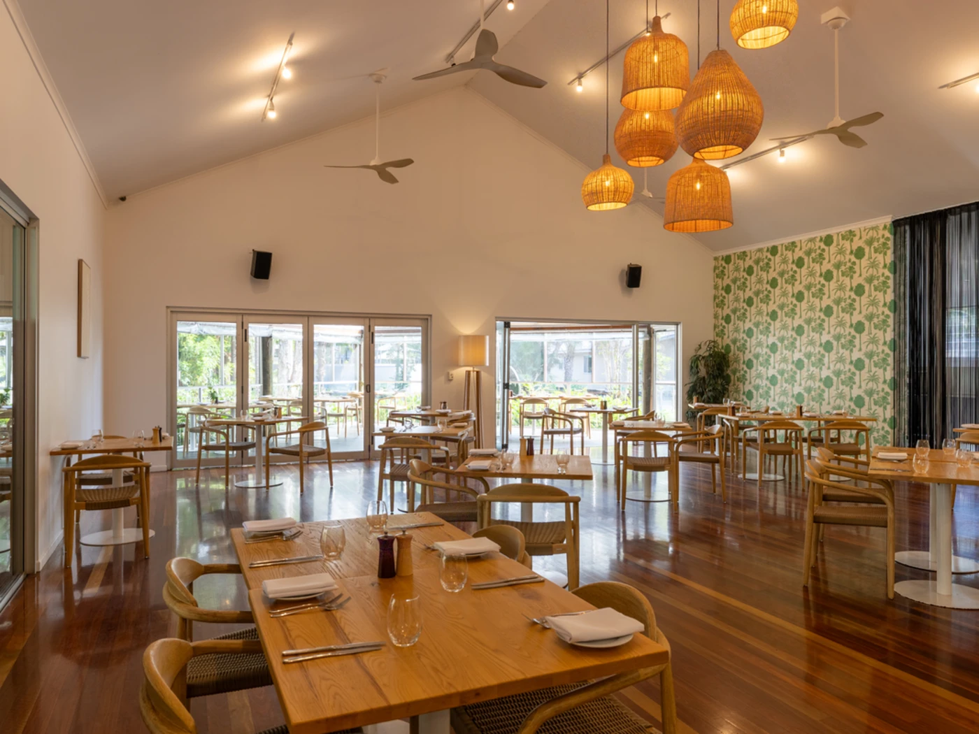 Angourie Resorts - Tides Restaurant dining area