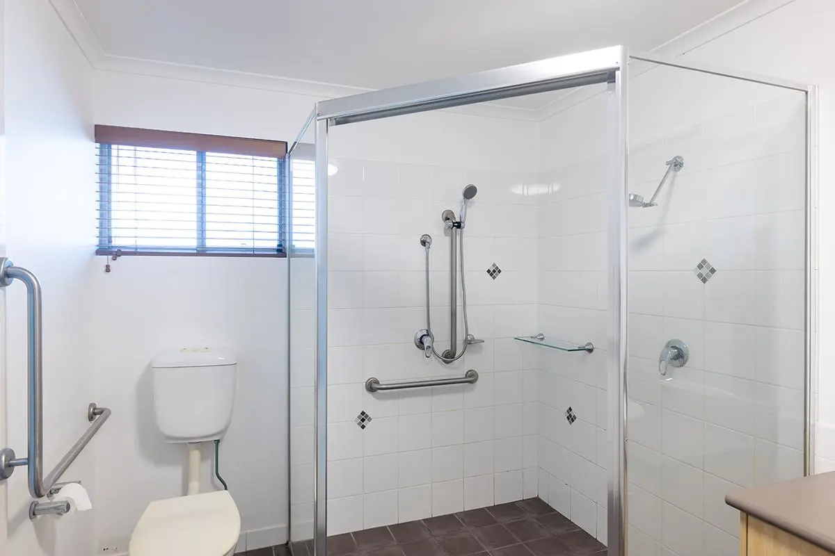 Angourie Resort - 1 Bedroom Accessible Apartment - Bathroom