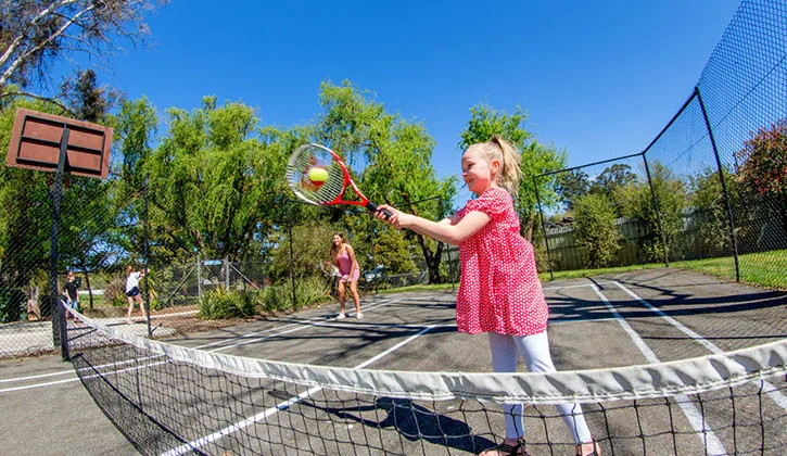 725x420 Ballarat holiday park tennis court