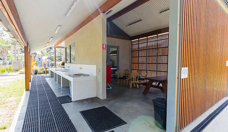 SB 725x420 Shellharbour holiday park bbq area and camp kitchen facilities