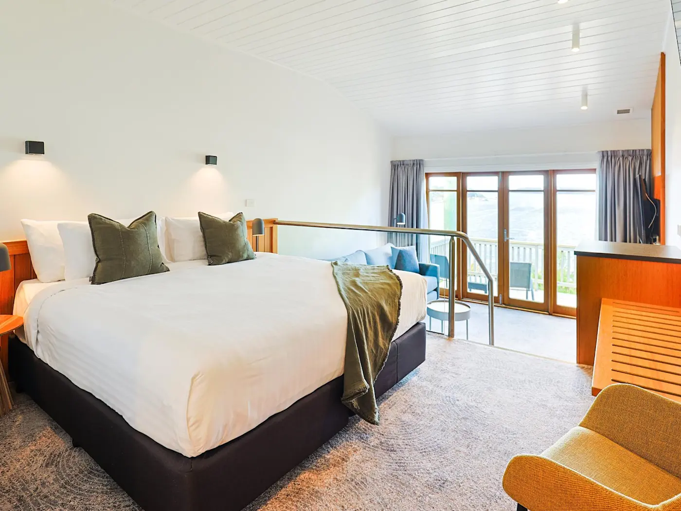 Premium Harbour View Room at Strahan Village