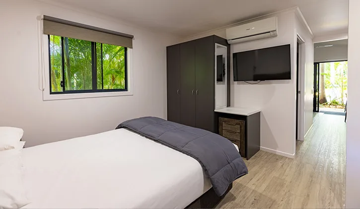 725x420 Airlie Beach Holiday Park BUNGALOW ACCESS FRIENDLY BEDROOM
