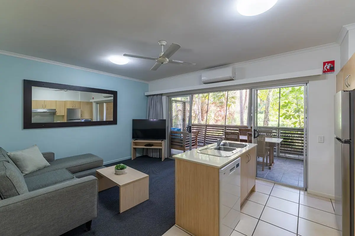Angourie Resort - 1 Bedroom Accessible Apartment - Living Room