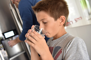 5 tips for removing a stuck refrigerator water filter.