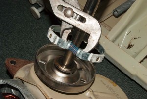 PHOTO: Pull the clutch band out of the clutch housing.