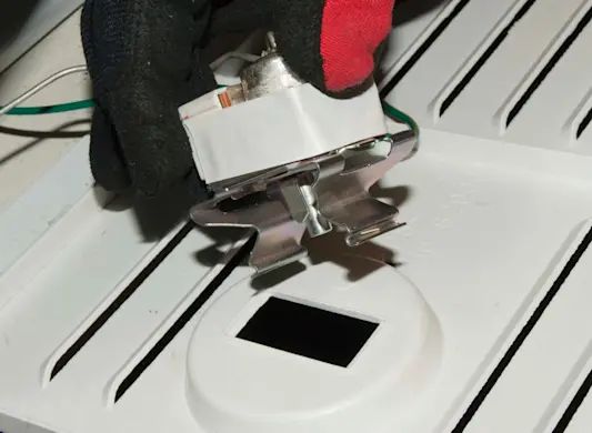 PHOTO: Attach the cold control to the grille.