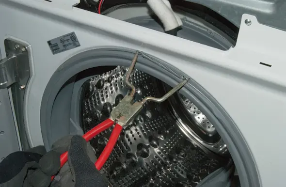 PHOTO: Reinstall the spring clamp.