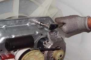 PHOTO: Tighten the gear case mounting bolts