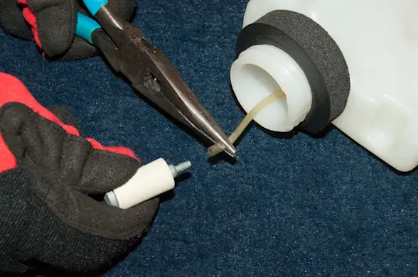 PHOTO: Attach the fuel filter.