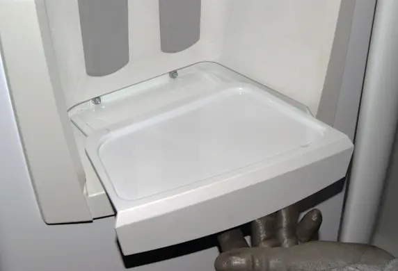 PHOTO: Remove the drip tray.