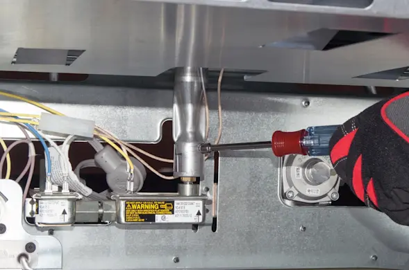 PHOTO: Tighten the air shutter screw.
