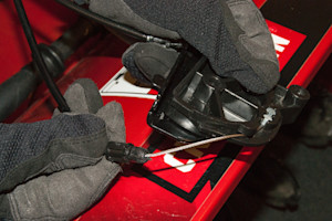 Connect the cable to the tilt guide.