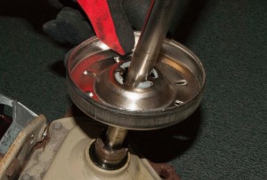 PHOTO: Remove the clutch from the transmission shaft.