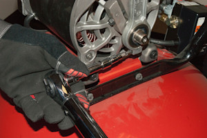 Tighten the Torx screw.