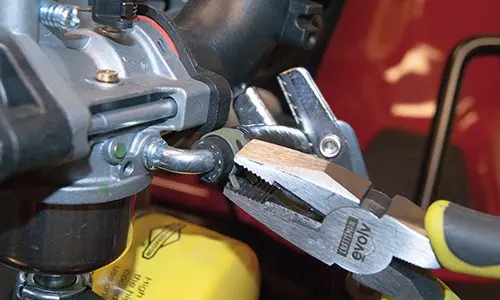 PHOTO: Connect the fuel line.