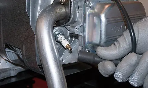 PHOTO: Disconnect the spark plug.
