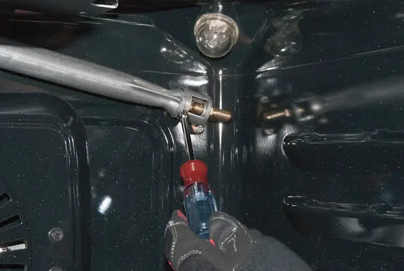 PHOTO: Tighten the air shutter screw.