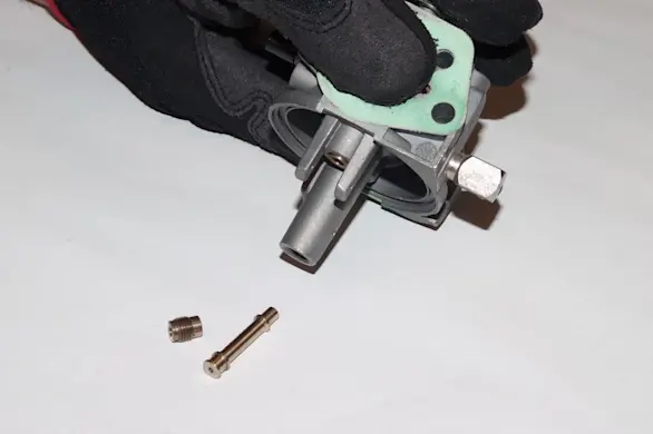 PHOTO: Dump the main jet and emulsion tube out of the central column.