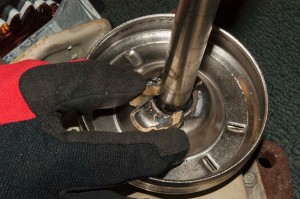 PHOTO: Remove the clutch support ring.