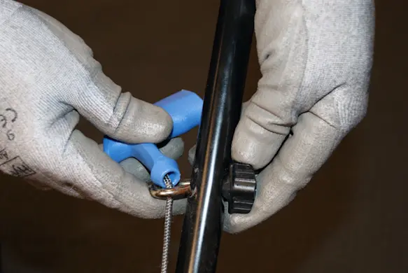 PHOTO: Remove the starter rope from the guide.