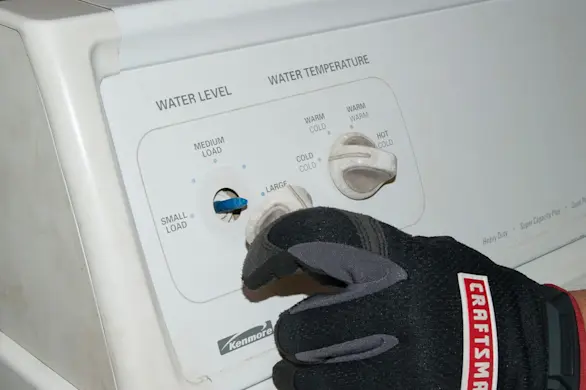 PHOTO: Reinstall the water level control knob.