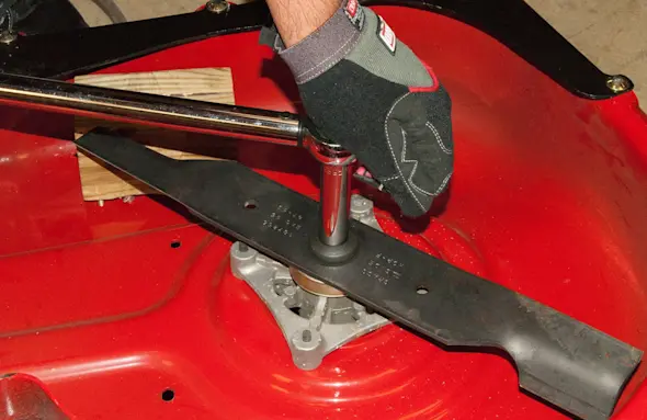 PHOTO: Tighten the blade bolt.