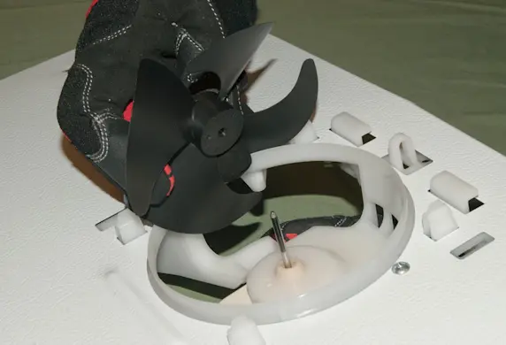 PHOTO: Attach the fan blade.