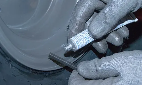 PHOTO: Lubricate the square key.