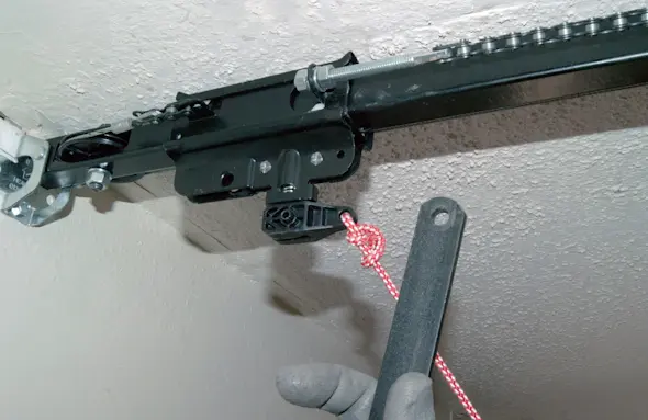 PHOTO: Disconnect the door arm from the trolley.