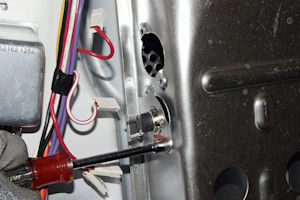 Remove the thermal cut-off fuse mounting screw.