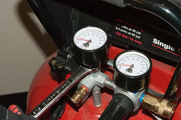 PHOTO: Screw on the pressure gauge.