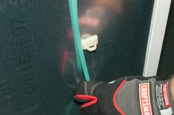 PHOTO: Mount the plastic water supply line.