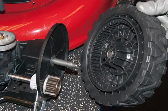 PHOTO: Remove the front wheels.
