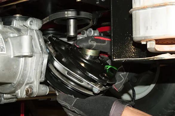 PHOTO: Remove the electric clutch.