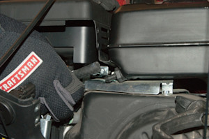 Connect the new fuel line on the tank and secure it with the clamp.