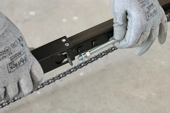 PHOTO: Connect the trolley threaded shaft.