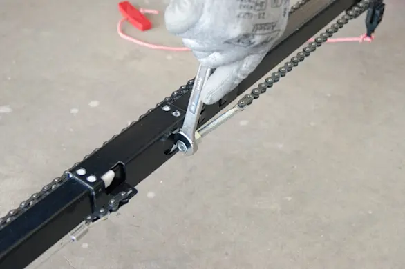 PHOTO: Tighten the chain.