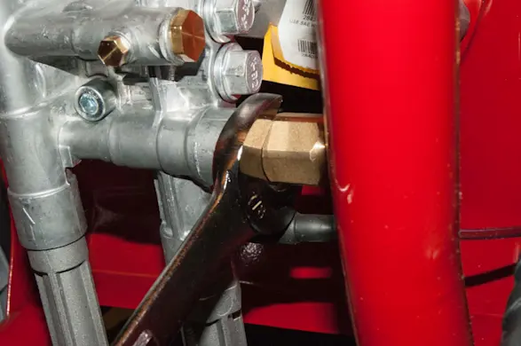 PHOTO: Loosen the unloader valve.