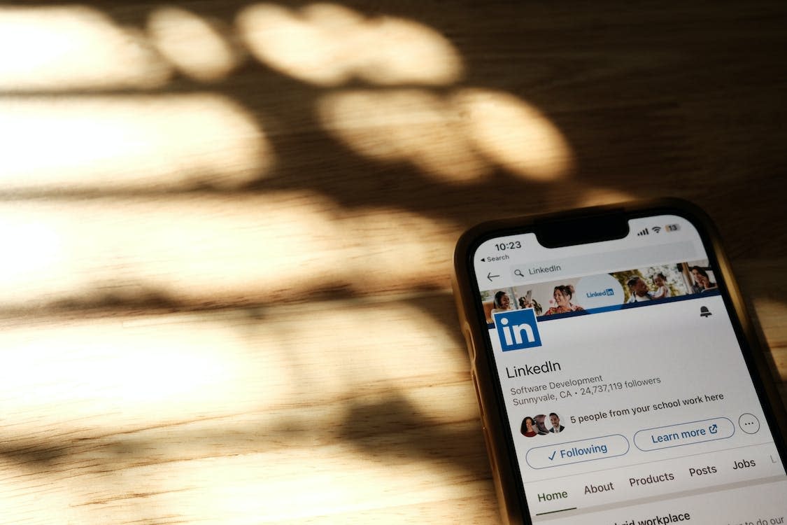Cover Image for Unleashing the Power of LinkedIn: Top 10 Features to Boost Your Job Search