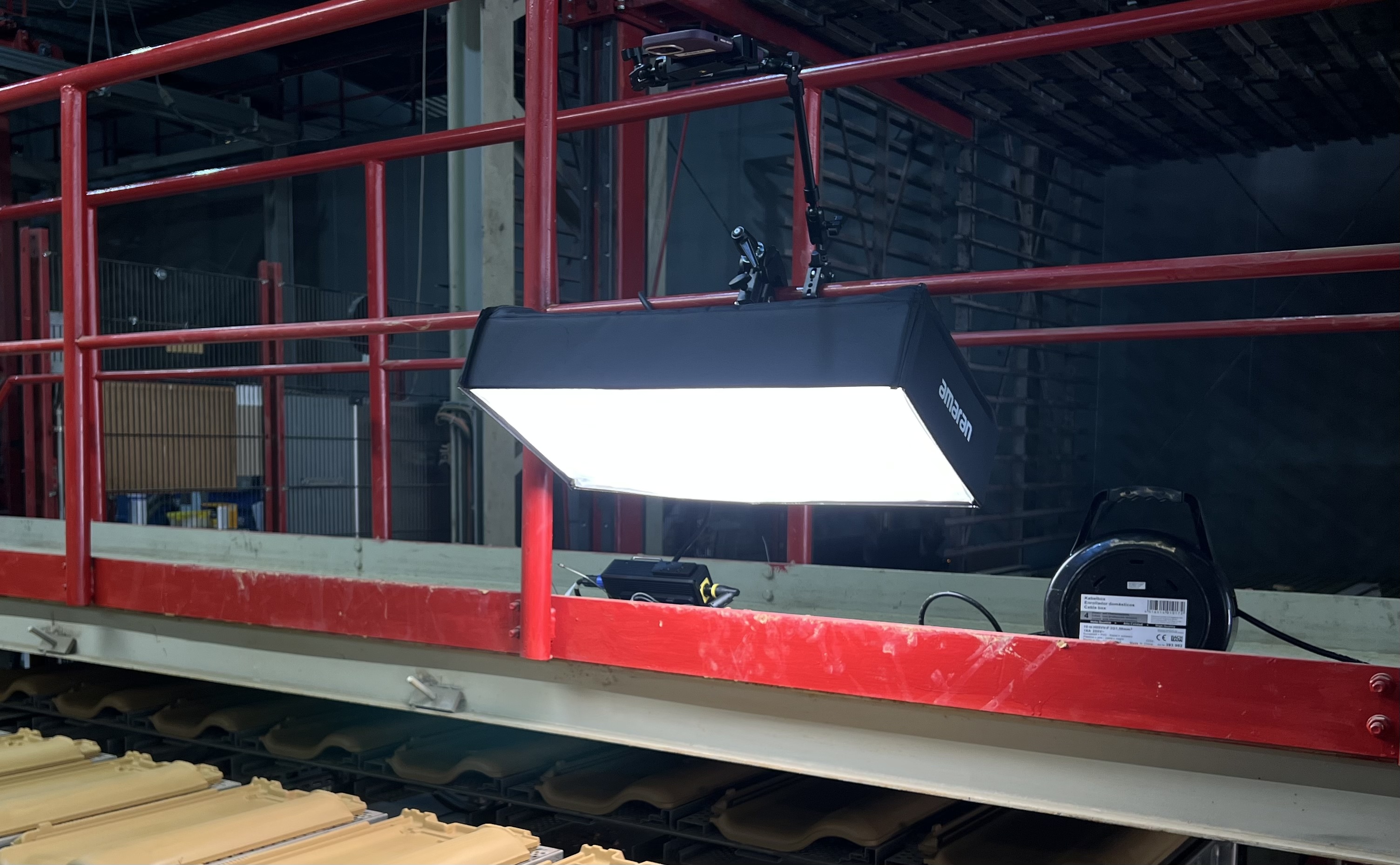 Light mount for AI-defect detection system in manufacturing plant