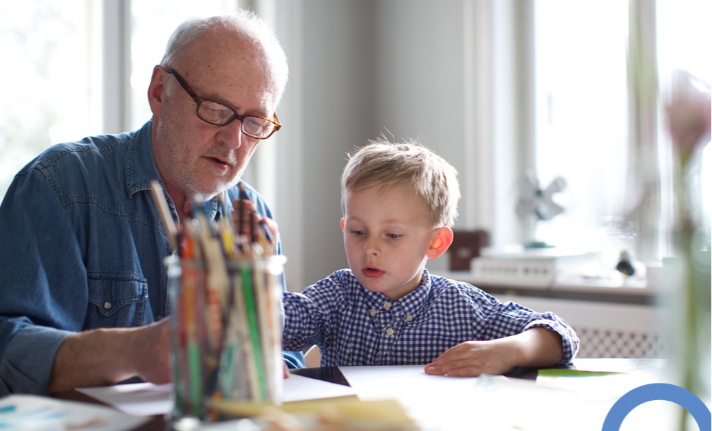 Hombre con gafas escribiendo con un niño pequeño
