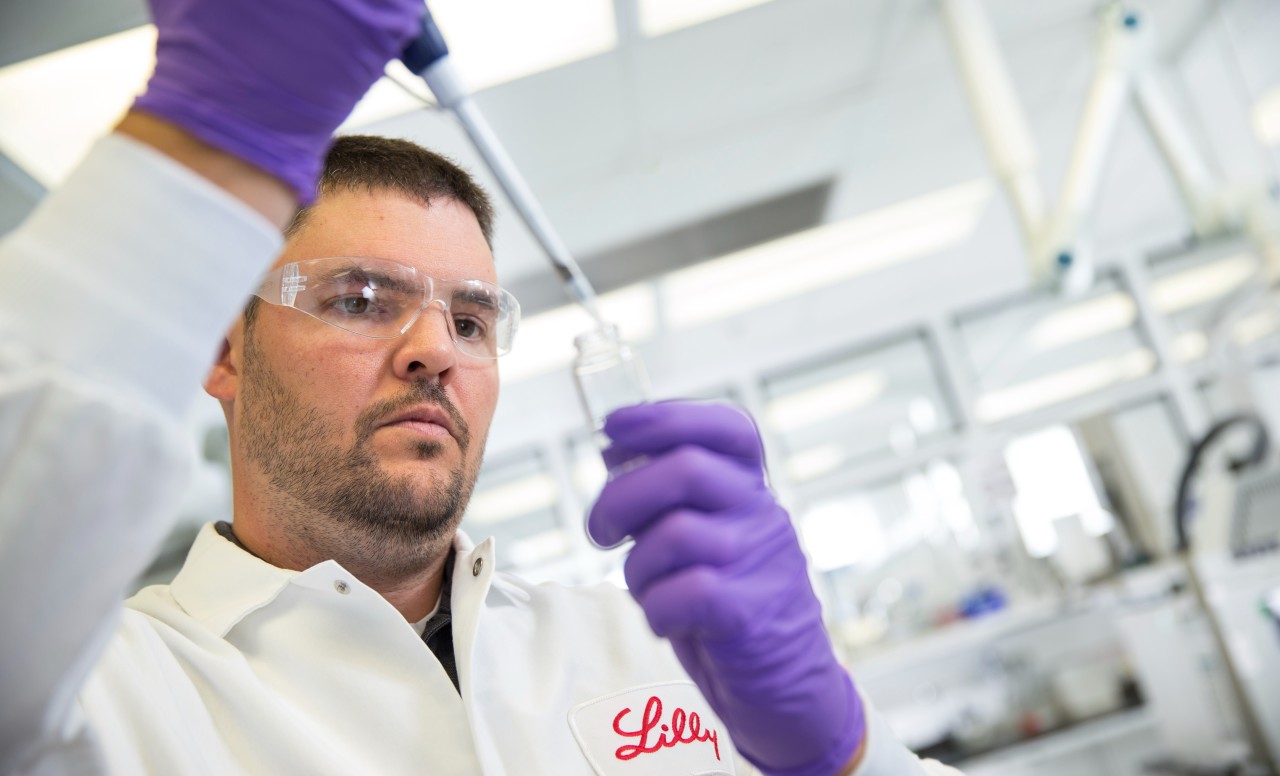 Científico trabajando en un laboratorio
