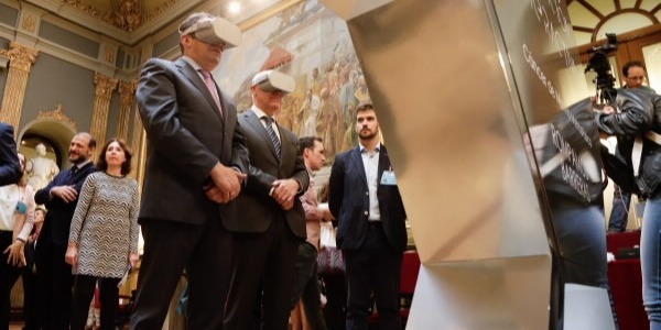 Fotografía de personas con gafas de realidad virtual puestas, en el salón de los pasos perdidos del Senado de España